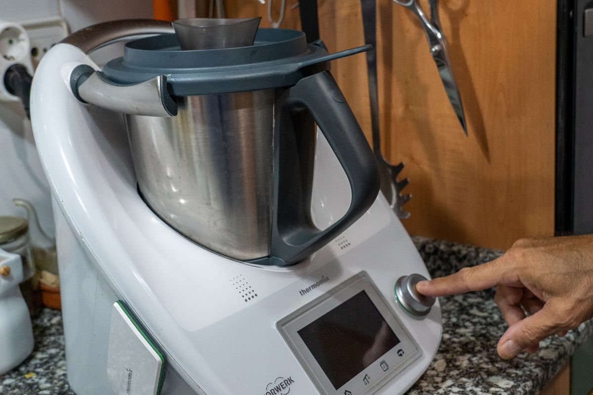 Kosztuje fortunę i skacze po całym blacie. Polacy narzekają na Thermomix