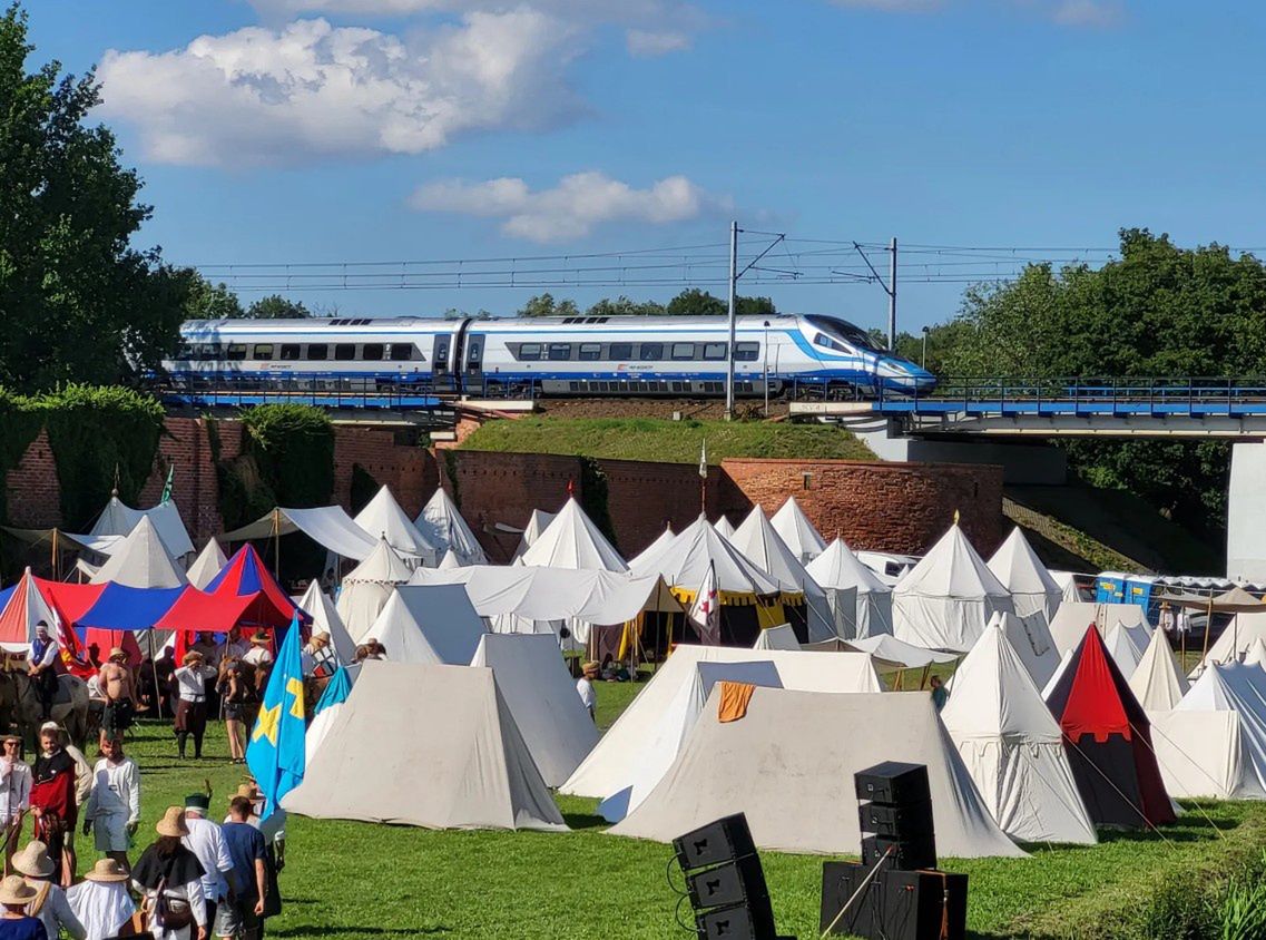 Obozowisko rekonstruktorów dobrze widać z okien pociągów