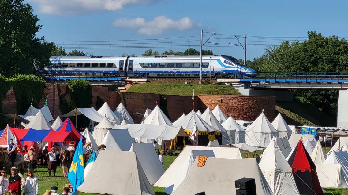 Obozowisko rekonstruktorów dobrze widać z okien pociągów