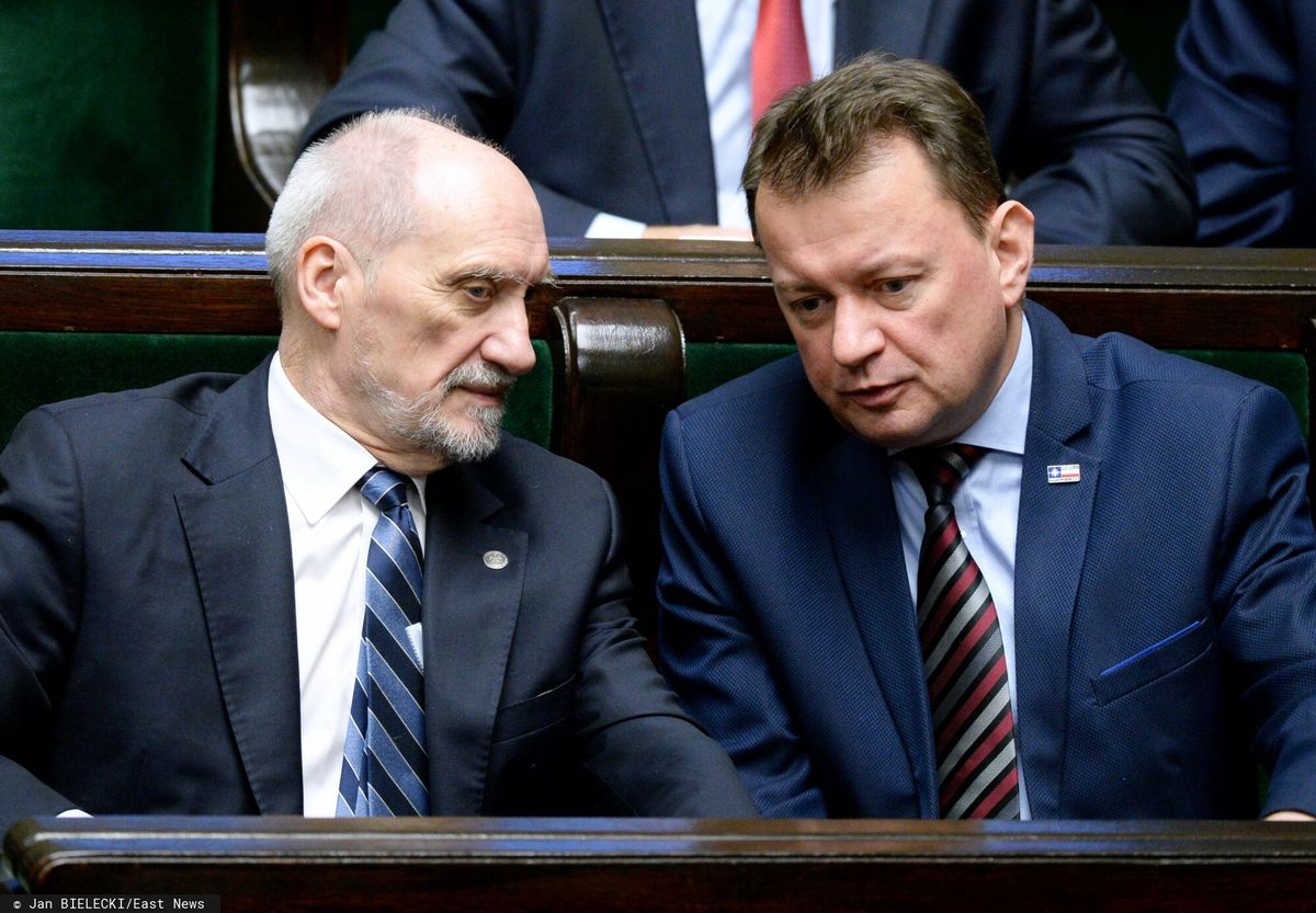 Były minister obrony narodowej Antoni Macierewicz ze swoim następcą Mariuszem Błaszczakiem (Fot. EastNews) 