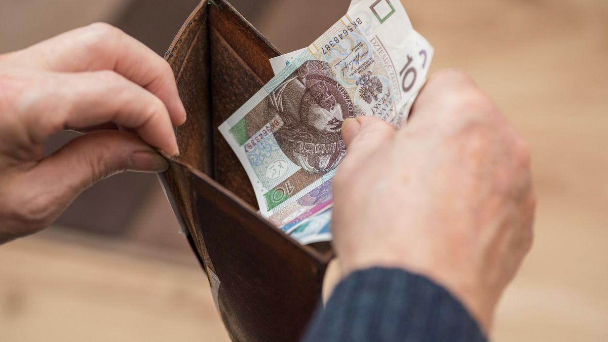 Stock ArZifot: Arkadiusz Ziolek/ East News.  n/z Emeryt liczy pieniadze.ARKADIUSZ ZIOLEK