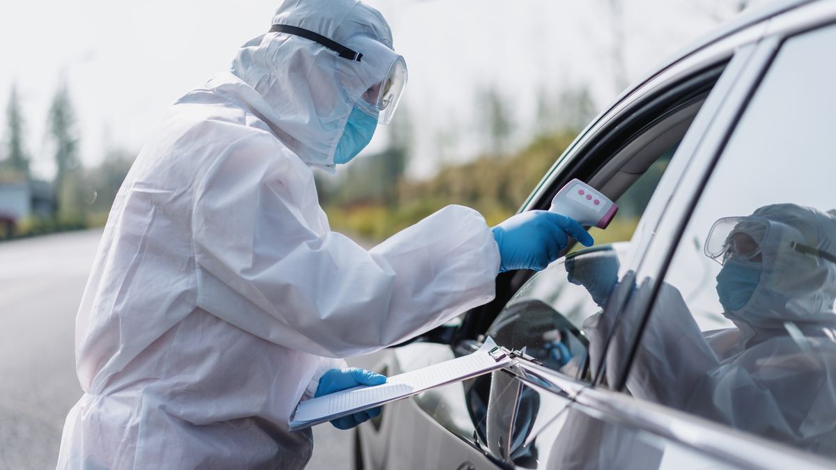 Naukowcy ujawniają, ile czasu potrzeba, by zakazić się koronawirusem