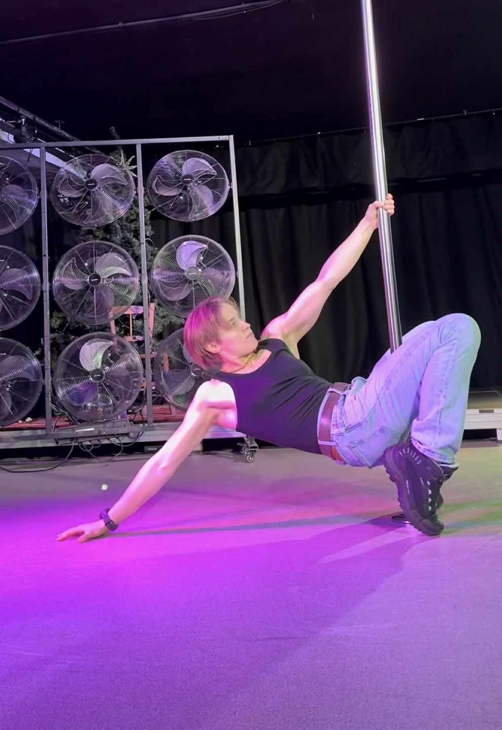 Katarzyna Zillmann wygina się na rurze w rytm przeboju Tatu