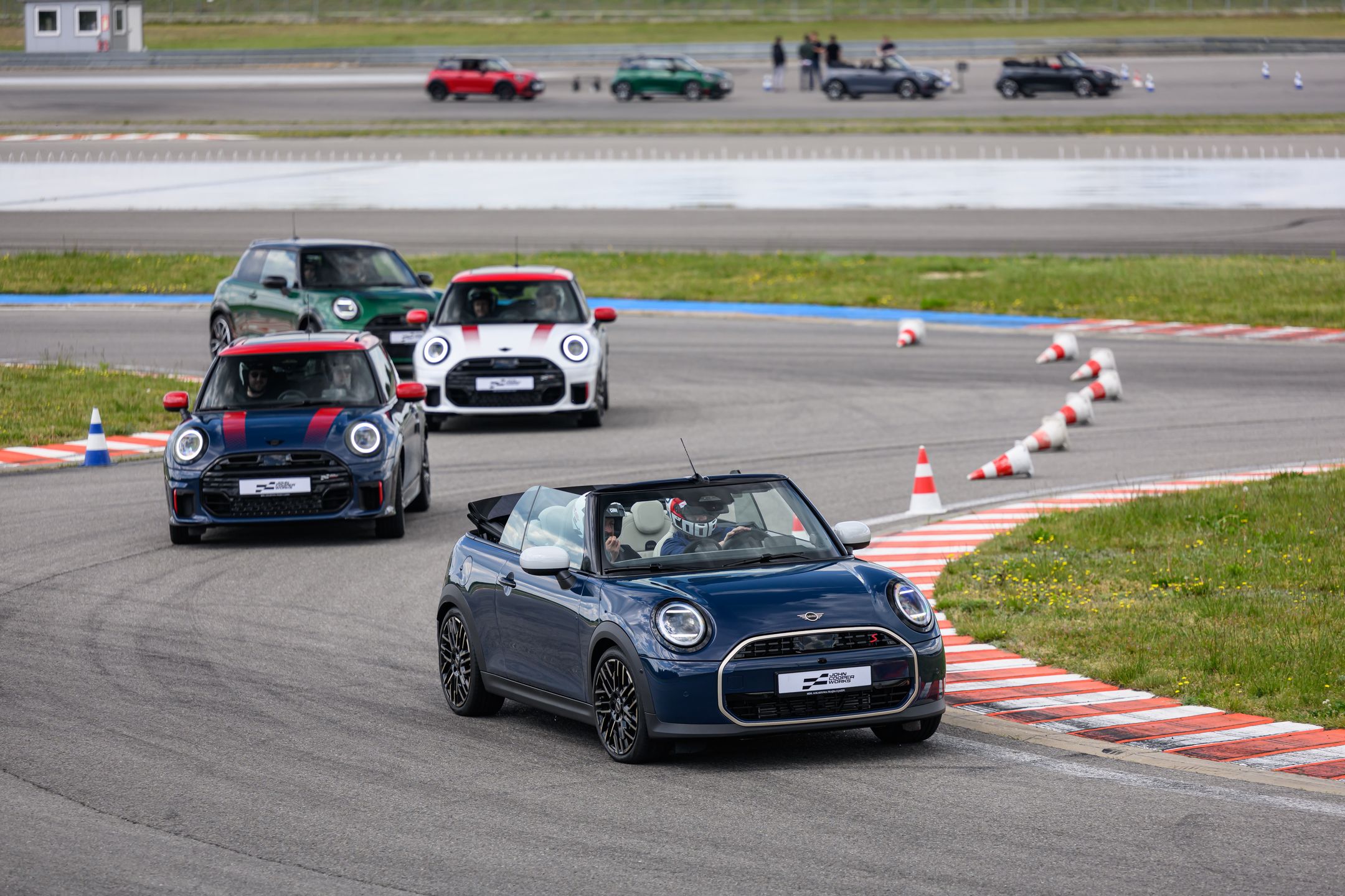 Mini Cooper JCW - wersje napędowe można rozróżnić po spoilerach