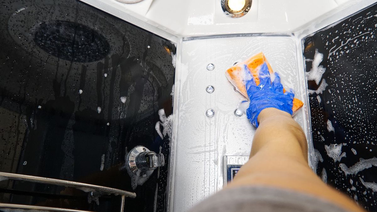 Czym wyczyścić kabinę prysznicową?