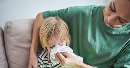 Grasują w żłobkach i przedszkolach. Co rodzice powinni wiedzieć o adenowirusach?