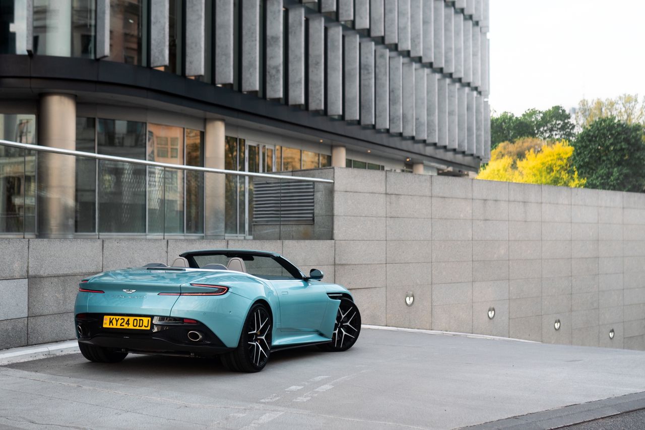 Aston Martin DB12 Volante