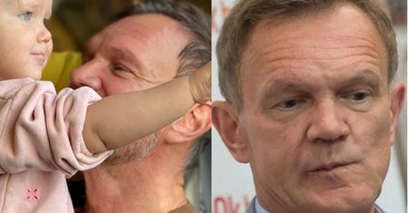 Cezary Pazura w podróży z najmłodszą córką. Internauta: "Dziadek z wnuczką" (FOTO)