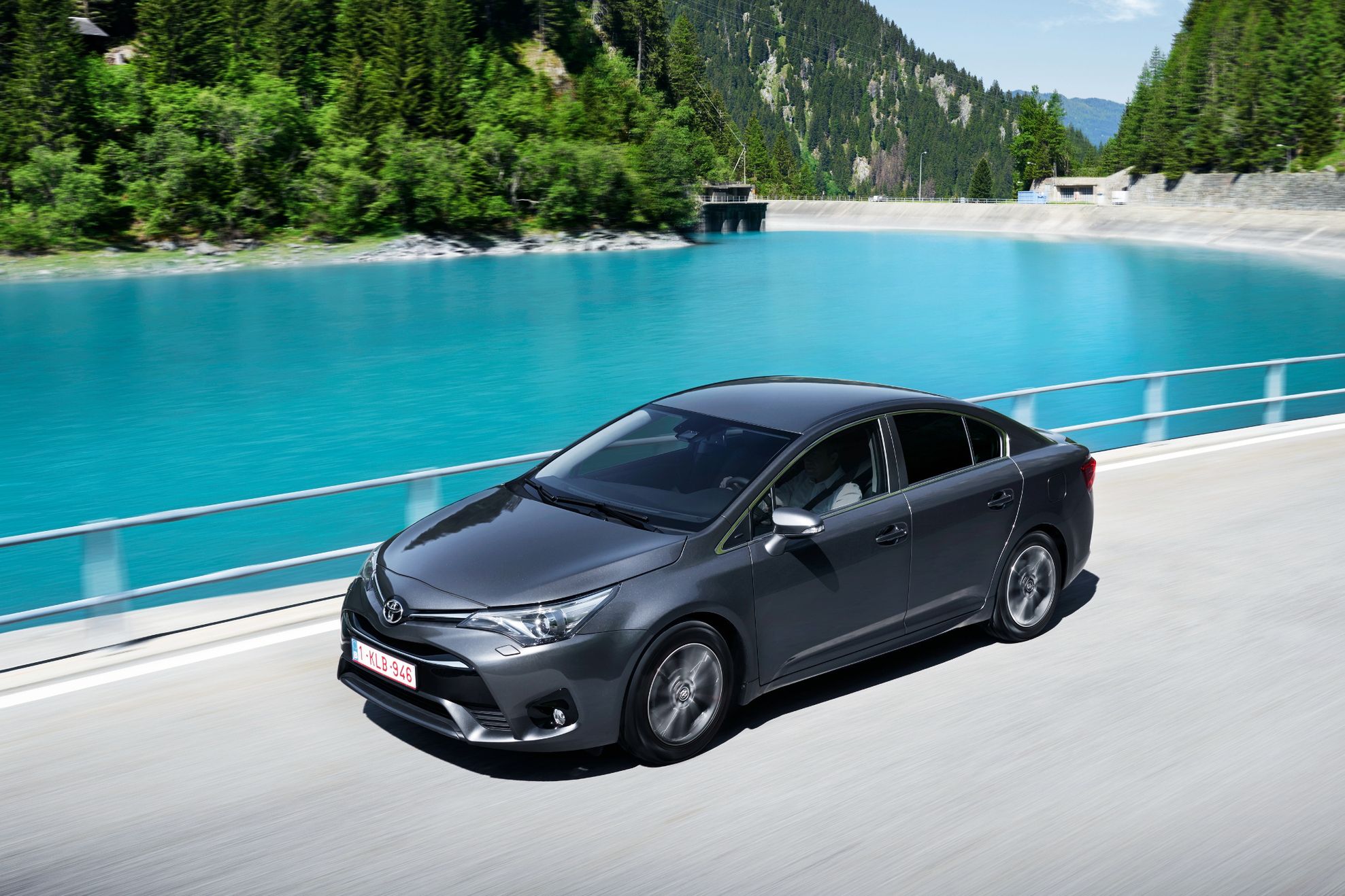 Ostatnie takie auto w swojej klasie - Toyota Avensis zakończyła historię trwałych, niezawodnych, prostych benzyniaków w segmencie D.