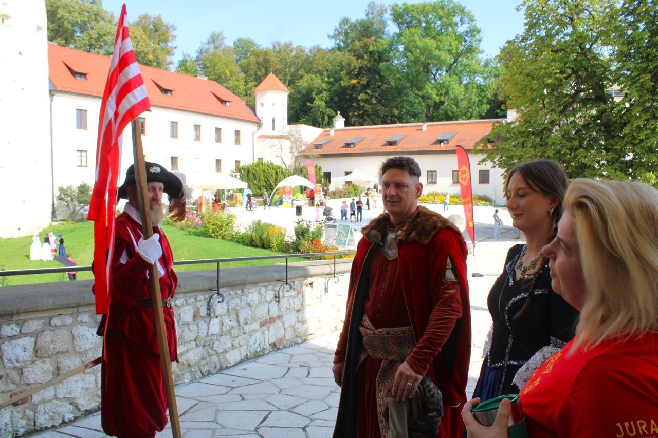 Małopolska: Juromania nad Prądnikiem w Ojcowie i Pieskowej Skale. Królowie, rycerze, mnisi, rabusie w filmowych rolach historycznych i legendarnych