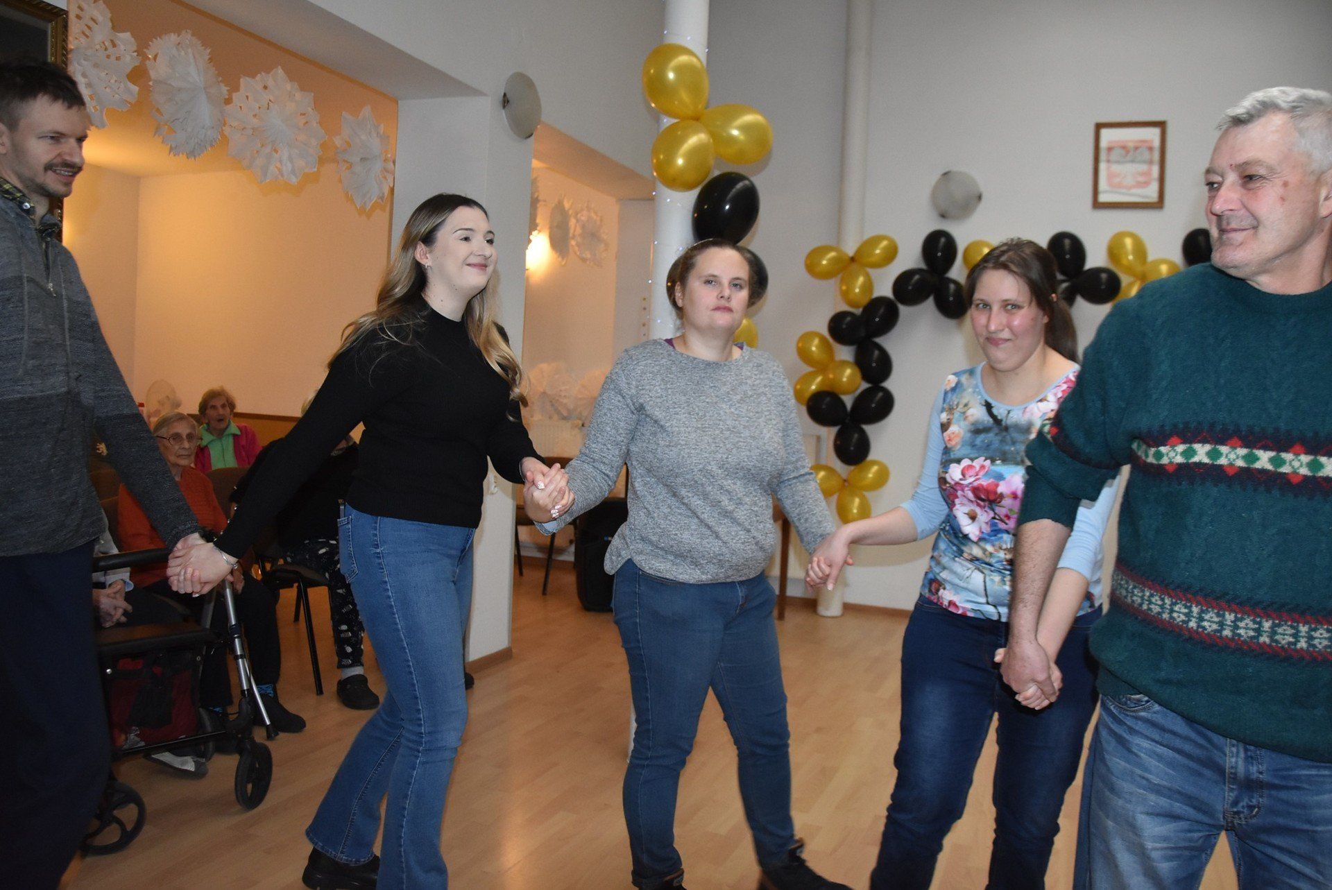  Spotkanie rozpoczęła zabawa taneczna, podczas której mieszkańcy chętnie ruszyli na parkiet.