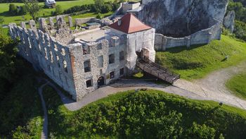 Rabsztyn: Tajemnice zamku. Nie tylko turyści snują się po komnatach, piwnicach i korytarzach