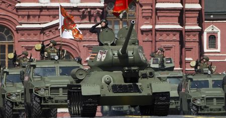 Wyjątkowo biedna parada w Moskwie ma ukryty cel. To realizacja sprytnego planu