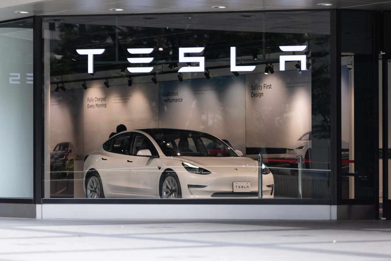 TOKYO, JAPAN - 2022/06/24: Front window of the Tesla Store in Shinjuku. Tesla has sold more than 5.200 cars in Japan last year increasing sales by more than half compared to 2021. (Photo by Stanislav Kogiku/SOPA Images/LightRocket via Getty Images)