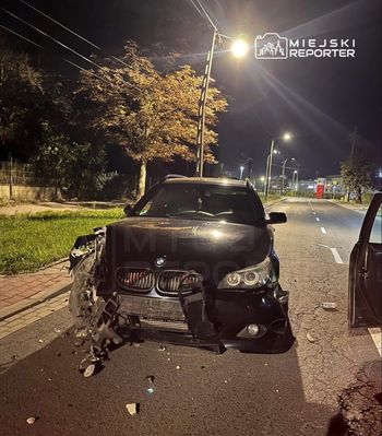 Warszawa: Wypadek na ulicy Muszkieterów. Kierujący porzucił pojazd
