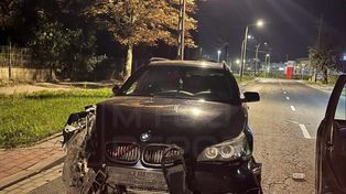 Warszawa: Wypadek na ulicy Muszkieterów. Kierujący porzucił pojazd