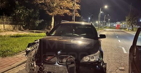 Warszawa: Wypadek na ulicy Muszkieterów. Kierujący porzucił pojazd