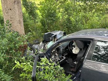 Żelazkowo: Kierowca wjechał w drzewo. Trzy osoby trafiły do szpitali