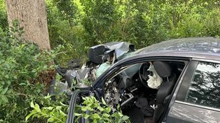 Żelazkowo: Kierowca wjechał w drzewo. Trzy osoby trafiły do szpitali
