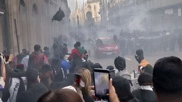 Płonące barykady, zdemolowane sklepy i ataki na policję. Mediolan zamienił się w pole bitwy. Co stało się pod słynną katedrą?