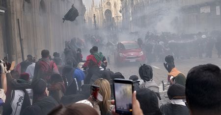 Płonące barykady, zdemolowane sklepy i ataki na policję. Mediolan zamienił się w pole bitwy. Co stało się pod słynną katedrą?