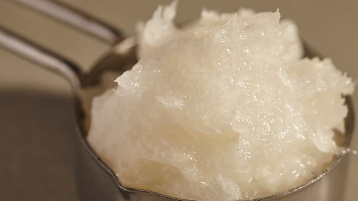 Tłuszcz z kuchni tropikalnej. Jak działa olej kokosowy?