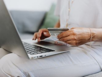 Wpisał w przelewie "rozliczenie-Kuba". Bank zablokował mu pieniądze