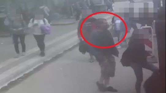 mezczyzna ocieral sie o kobiete w autobusie