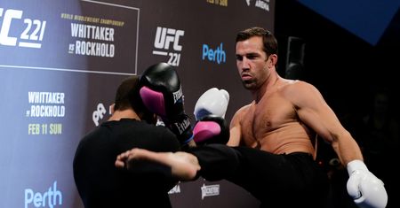 Zawodnik MMA kopnął bezdomną kobietę. "Wyglądała jak zombie"