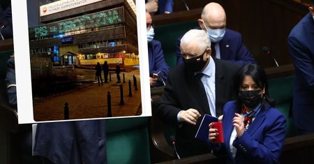 "Świąteczna iluminacja" na siedzibie PiS. Raczej nie spodoba się prezesowi
