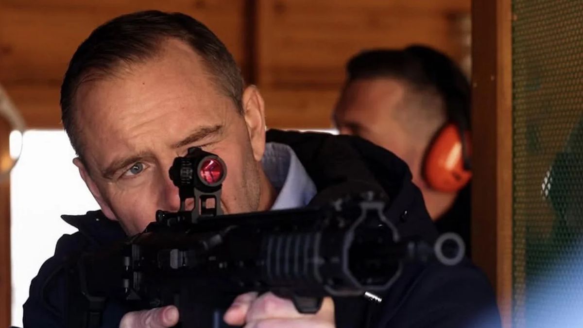 Karol Nawrocki na strzelnicy