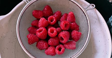 Po zakupie na targu, od razu stosuję ten trik. Dzięki niemu maliny nie pleśnieją