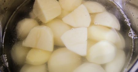 Wrzucasz ziemniaki do zimnej wody? Popełniasz ogromny błąd