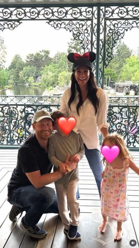 Meghan Markle i książę Harry z dziećmi w Disneylandzie