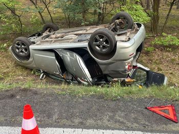 Na złość żonie zaciągnął ręczny podczas jazdy. Auto dachowało