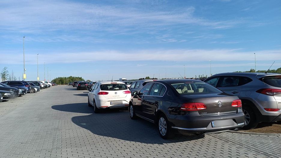 Kierowcy zostawiają swoje samochody poza miejscami przeznaczonymi do zaparkowania