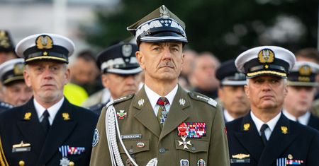 Gen. Andrzejczak po dymisji ruszył do Pragi. Pałac Prezydencki o "podtekście politycznym"