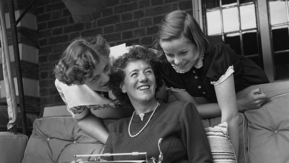 Enid Blyton, popularna angielska autorka książek dla dzieci z jej dwiema córkami Gillian (po lewej) i Imogen (po prawej)
