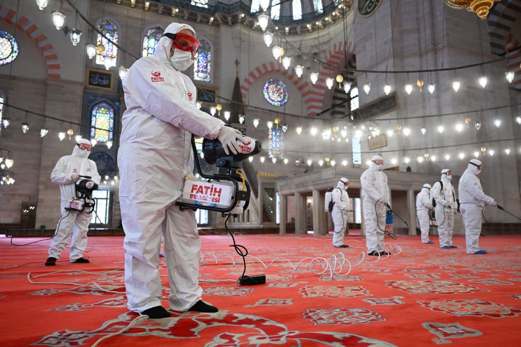 Saubere Moscheen und Brot: Ramadan bringt großen Wandel