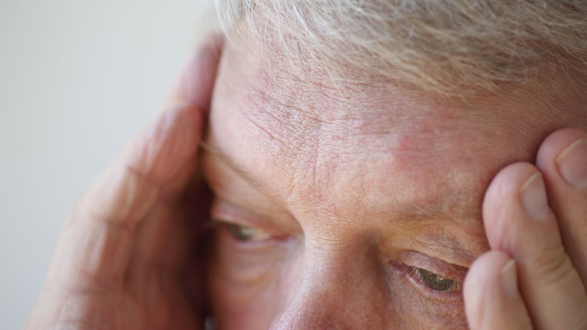 Olbrzymiokomórkowe zapalenie tętnic objawia się silnym bólem głowy.