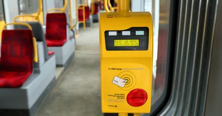 Nowa metoda oszustów. Można stracić pieniądze w autobusie