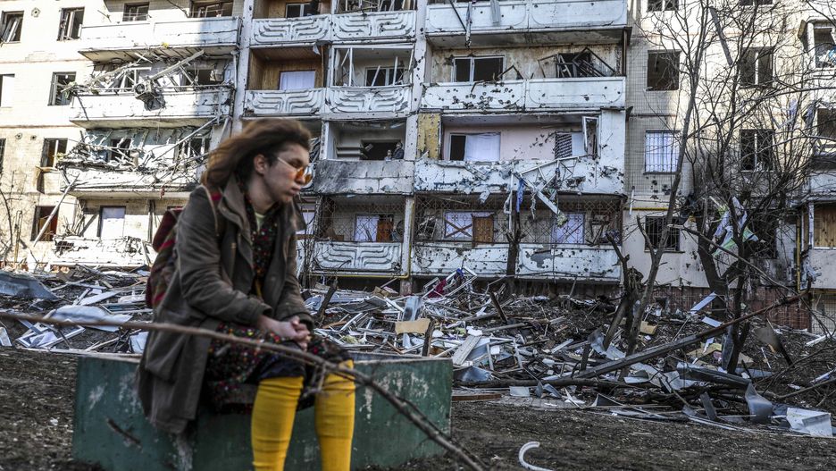 Russia Ukraine Warepa09826875 A woman stands by the debris of a building damaged by shelling in Kyiv, Ukraine, 15 March 2022. On 24 February Russian troops had entered Ukrainian territory in what the Russian president declared a 'special military operation', resulting in fighting and destruction in the country, a huge flow of refugees, and multiple sanctions against Russia.  EPA/MIGUEL A. LOPES Dostawca: PAP/EPA.MIGUEL A. LOPES