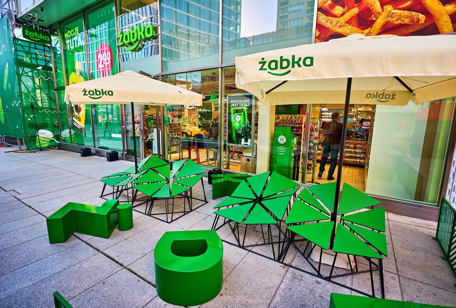 Dwukondygnacyjny sklep Żabka