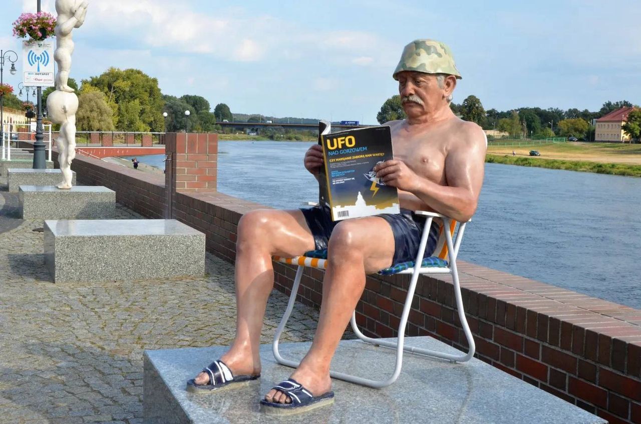 Wandale nie oszczędzili Janusza Gorzowskiego. Rzeźba została wyrwana