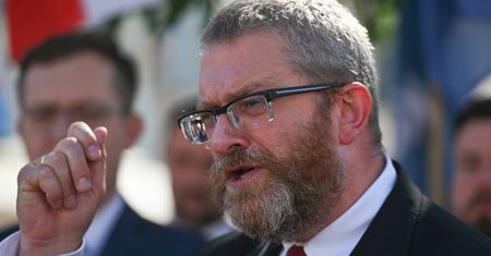 43 konta partii Grzegorza Brauna. "Nie było pewności, kto wpłacał jej pieniądze"