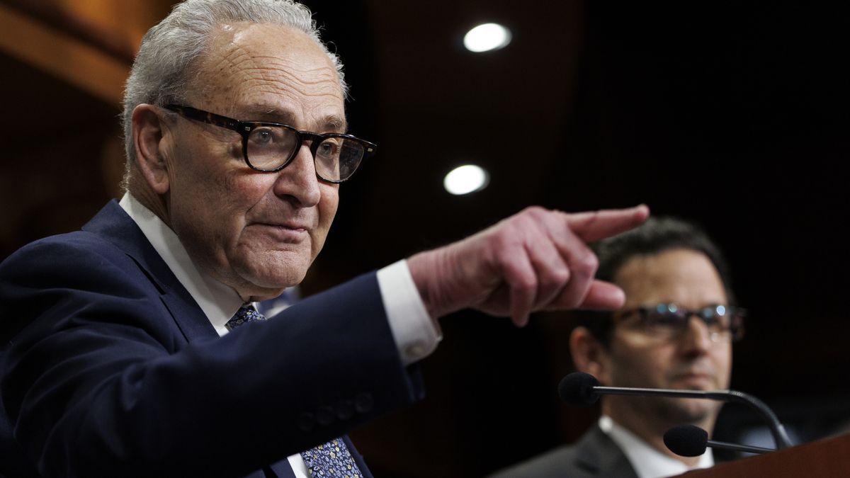 US Senate Minority Leader Chuck Schumer (C) and US Senator Brian Schatz (R) speak during a press conference at the US Capitol in Washington, DC, USA, 30 January 2026. The US Senate passed a spending package to avoid a partial government shutdown. EPA/WILL OLIVER Dostawca: PAP/EPA.