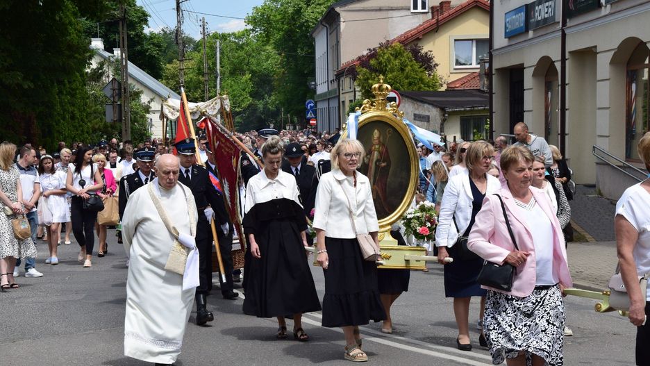 Boże Ciało 2025 w Skierniewicach. Procesja z kościoła św. Jakuba i wspólna modlitwa skierniewiczan ze wszystkich parafii przy czwartym ołtarzu w Rynku