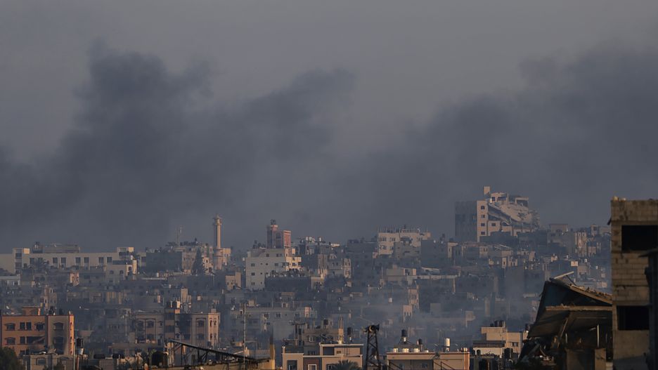 Smoke rises following Israeli air strikes in Khan Younis, southern Gaza Strip 18 December 2023. More than 60 members from the two families were killed after an Israeli air strike, Palestinian civil defense said. Israeli forces resumed military strikes on Gaza after a week-long truce expired on 01 December. More than 15,000 Palestinians and at least 1,200 Israelis have been killed, according to the Gaza Government media office and the Israel Defense Forces (IDF), since Hamas militants launched an attack against Israel from the Gaza Strip on 07 October, and the Israeli operations in Gaza and the West Bank which followed it. EPA/MOHAMMED SABER Dostawca: PAP/EPA.