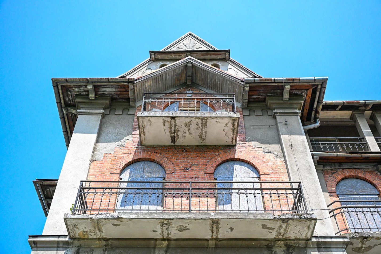 Sanato - dawniej luksusowy pensjonat i sanatorium gruźlicze