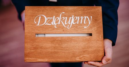 Ile włożyć w kopertę na wesele? Aktualne kwoty w 2024 roku